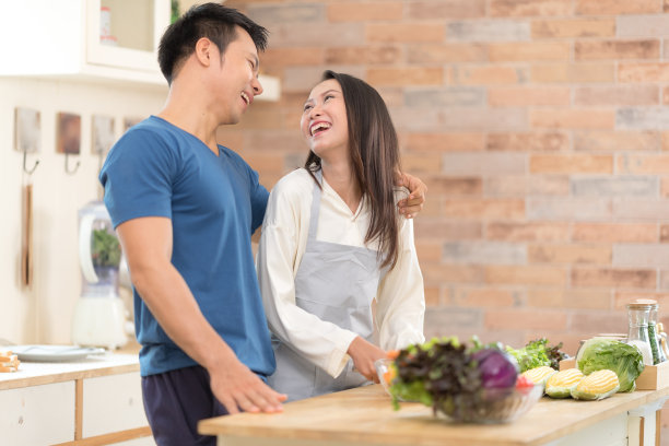 幸福的年轻夫妇在厨房一起做饭的肖像。情人爱好生活理念图片下载
