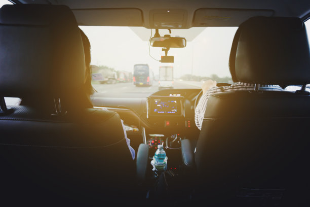 女人开车，乘客坐在前座，在去海边的路上图片下载