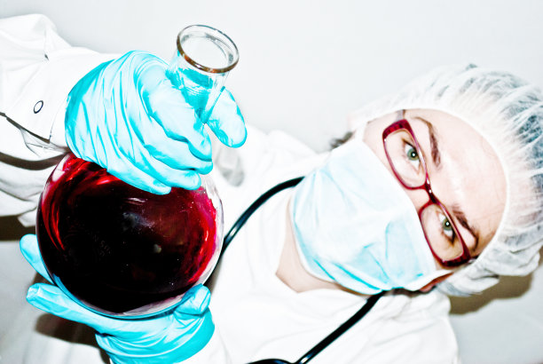 实验室里的一位女化学家图片下载