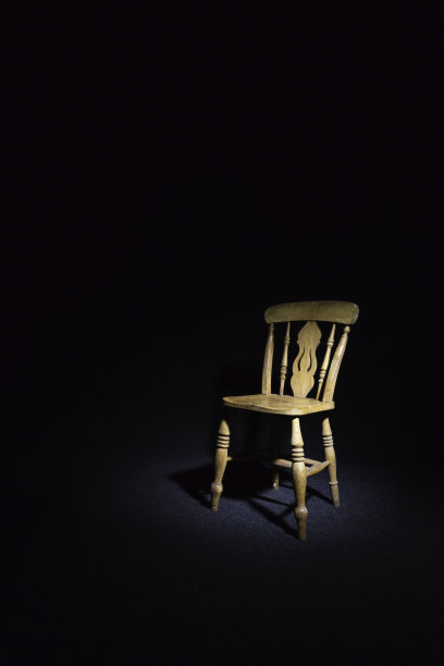 在聚光灯下图片下载