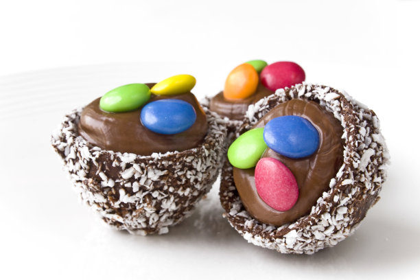 三个巧克力糕点特写图片下载