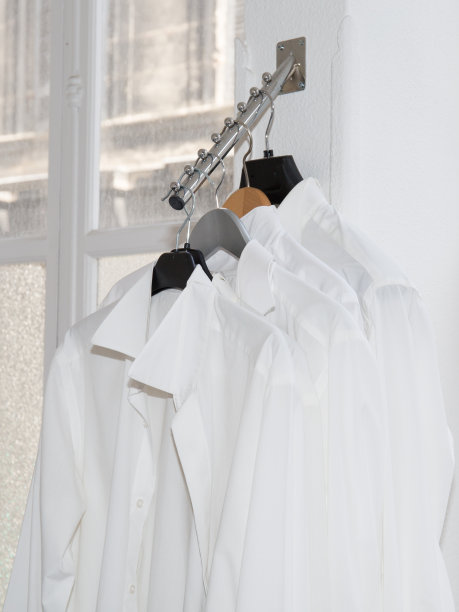 准备在商店出售的白衬衫图片下载