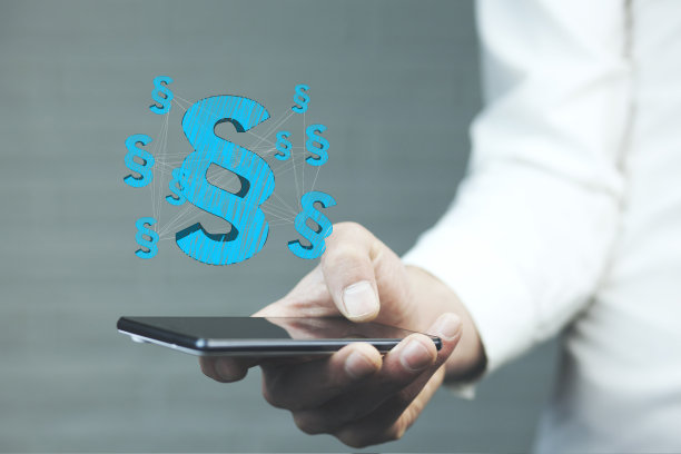 男人的手机屏幕上有正义和法律的象征图片下载