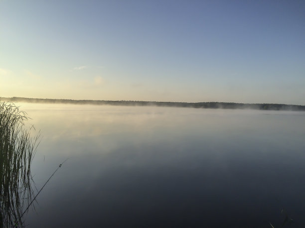 维利亚河上的夏日日落图片下载