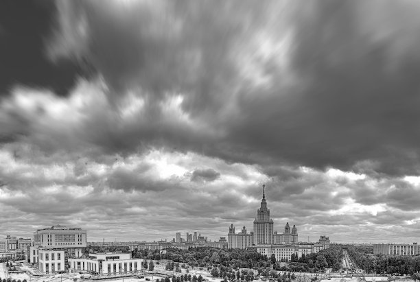 夏季莫斯科大学上空的黑白景色图片下载