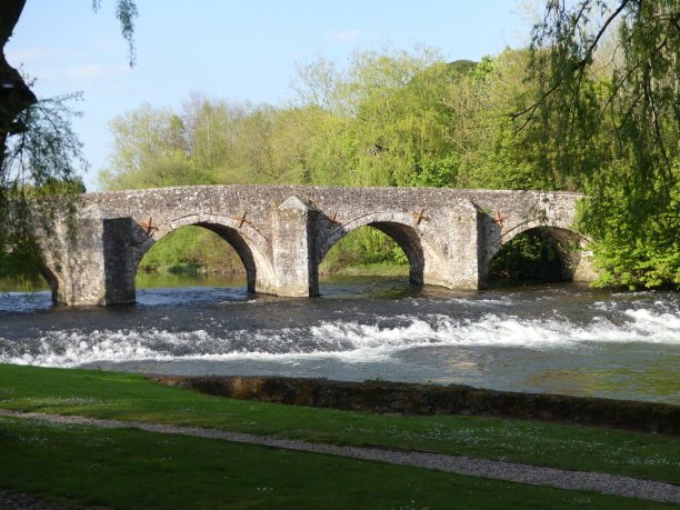英国德文郡的一座中世纪石桥横跨Exe河图片下载