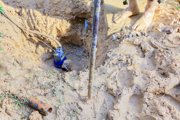 修理破管洞与管道水流动地下室外和阳光与复制空间添加文本图片下载