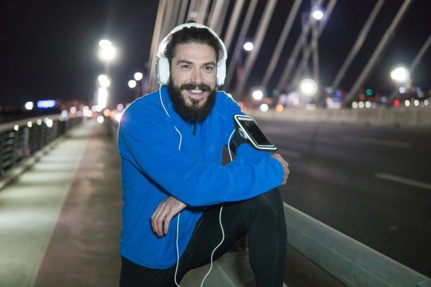 戴着耳机站在桥上跑步的人图片下载