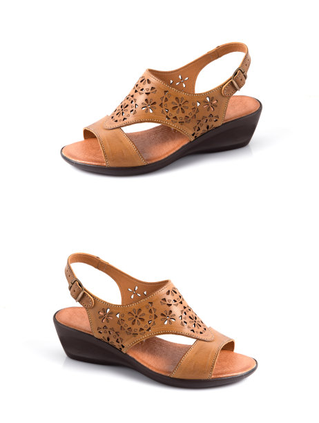 女性棕色皮革优雅凉鞋上白色背景，孤立产品，舒适的鞋类。图片下载