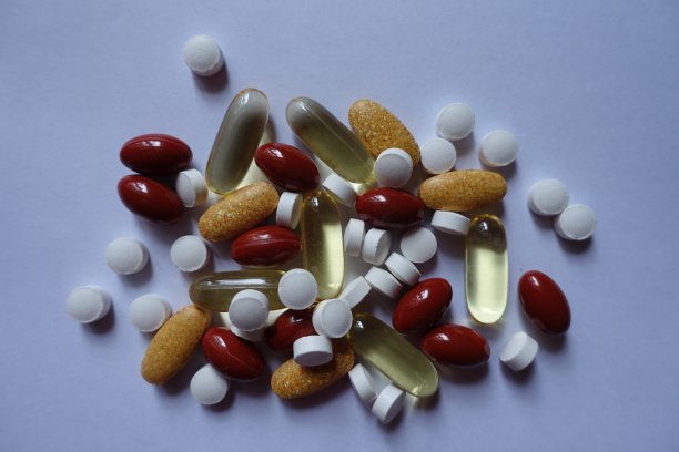 俯视图堆的四种类型的药丸图片下载