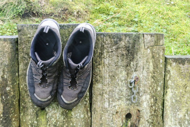 钉在篱笆上的一双跑鞋图片下载