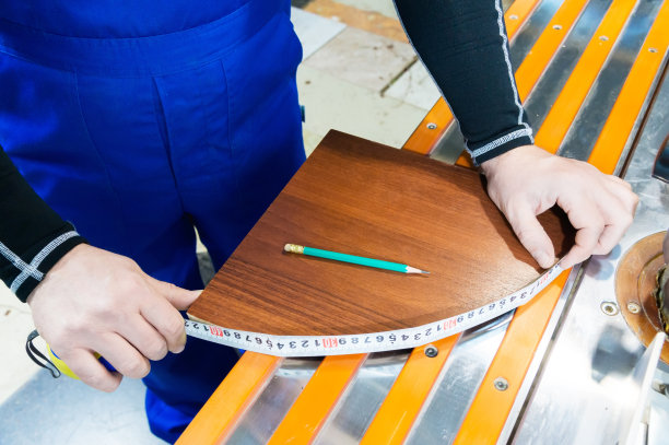 特写木匠的手使用一米在一个农舍车间图片下载