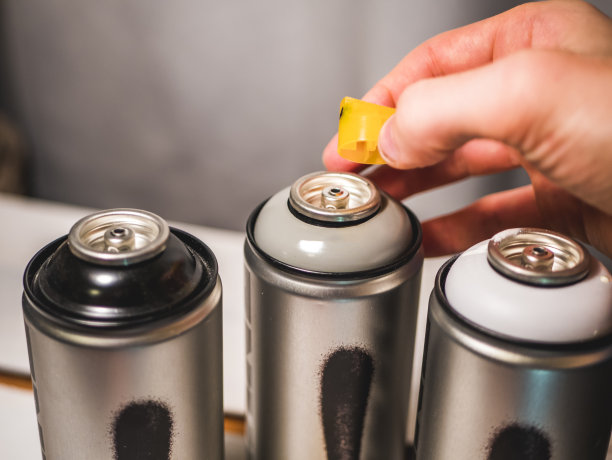 手戴上喷漆帽图片下载