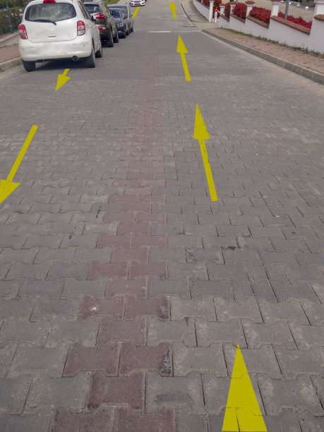 从左到右，黄色车牌表示到达图片下载