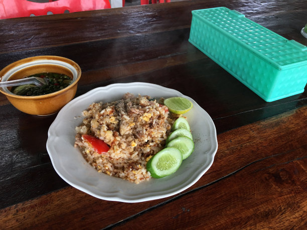 桌上有鸡蛋炒饭。图片下载