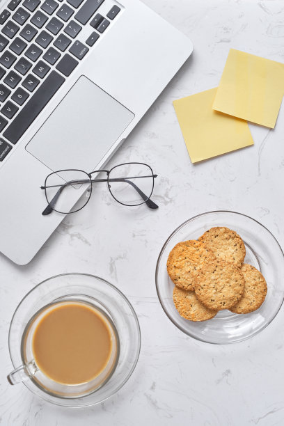 办公室早餐:饼干和咖啡图片下载