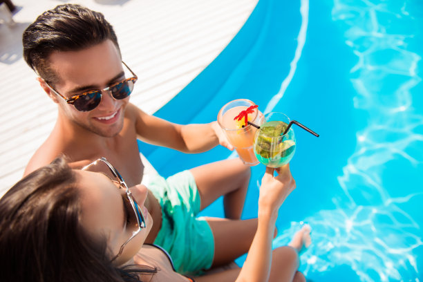 人们学生友谊娱乐的概念。裁剪的特写在头顶上的照片兴奋，美丽的，有吸引力的，粗心的，高兴的，愉快的脸夫妇与湿头发拿着眼镜图片下载