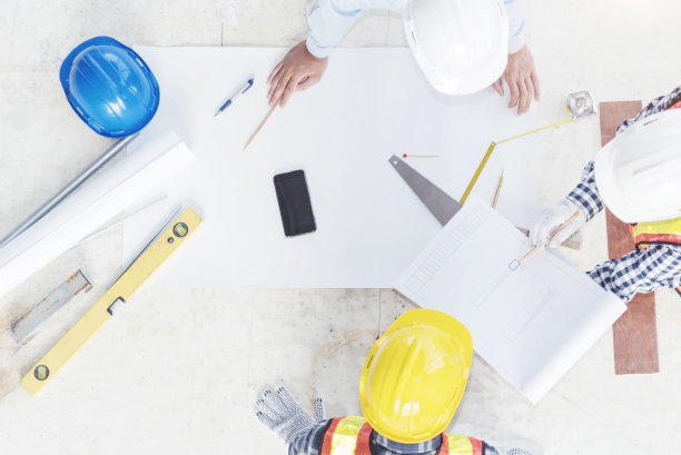 工程师团队会议，讨论工作计划，桌上有施工配件和蓝图图片下载