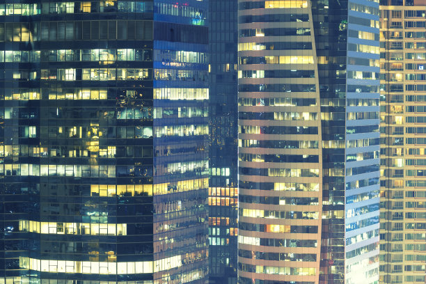 旅行飞机的背景概念。白色的木桌上放着灰色的空纸，上面放着太阳镜、指南针、护照、怀表和钢笔。图片用于添加文字信息。设计艺术作品的背景。图片下载