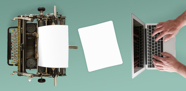 上图是老式手动打字机和一个人在桌上的笔记本电脑上打字图片下载