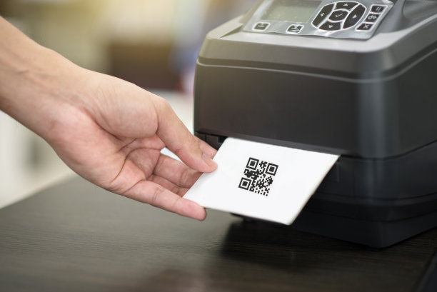 手和条码标签打印机。打印条码图片下载