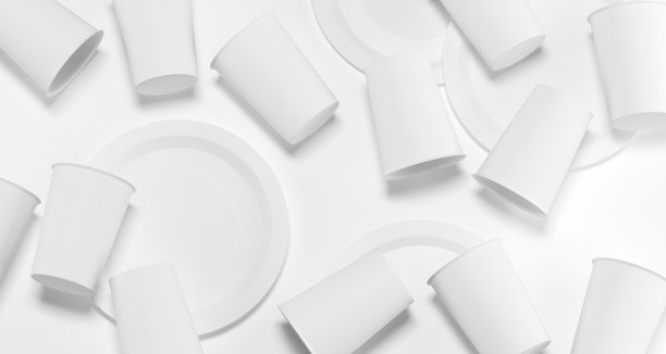 白色逼真的塑料杯和盘子顶视图3D渲染图片下载