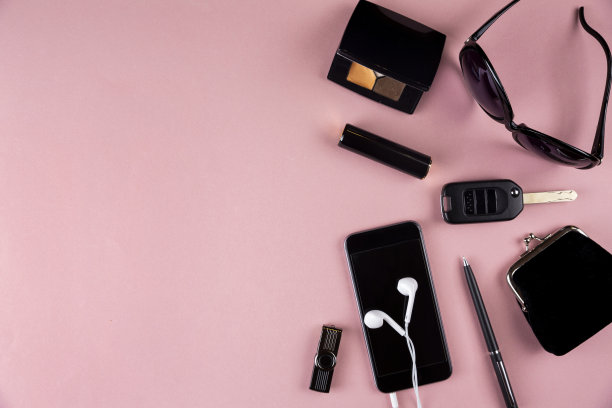 俯视图的女性时尚配件在粉红色的背景。极简主义的风格。图片下载