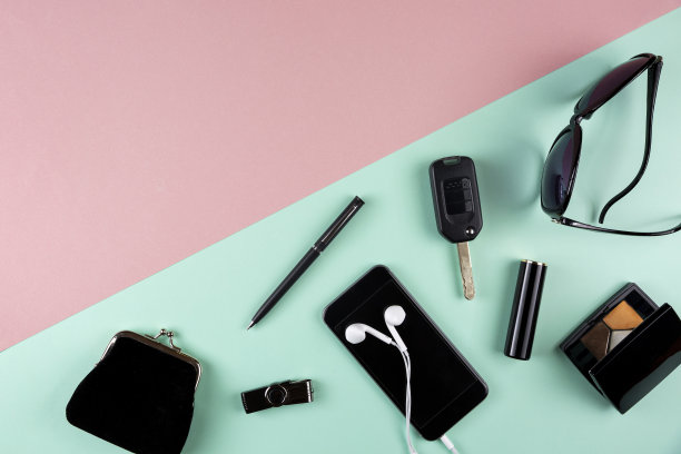 在粉红色和蓝色背景上的女性配件俯视图。极简主义的风格。图片下载