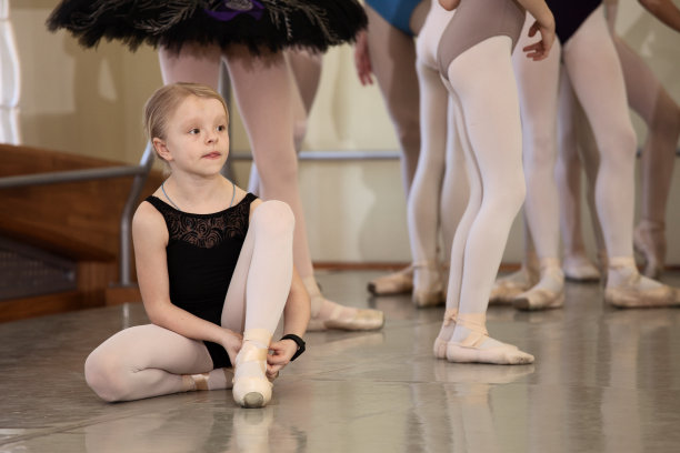 儿童芭蕾舞演员在排练戏剧表演图片下载
