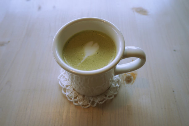 拿铁艺术在绿茶拿铁制作一个小心脏图片下载