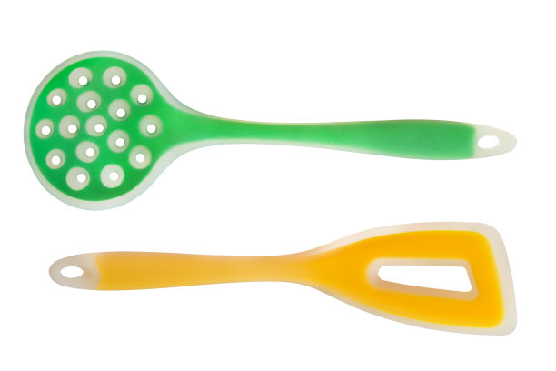 厨房五颜六色的用具孤立在白色的背景上。图片下载