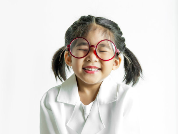 亚洲女孩与大玻璃和科学套房行动在白色屏幕图片下载