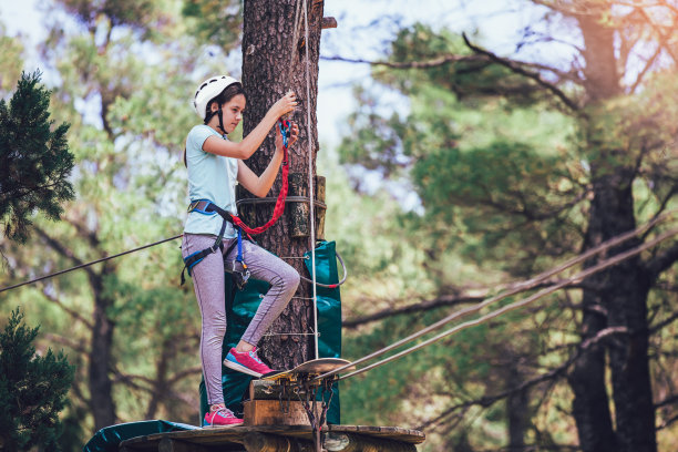 冒险公园里的女孩图片下载