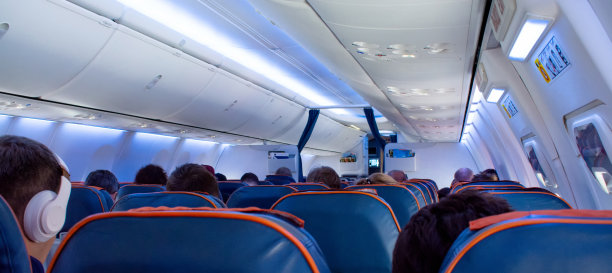 有乘客坐在座位上的机舱图片下载