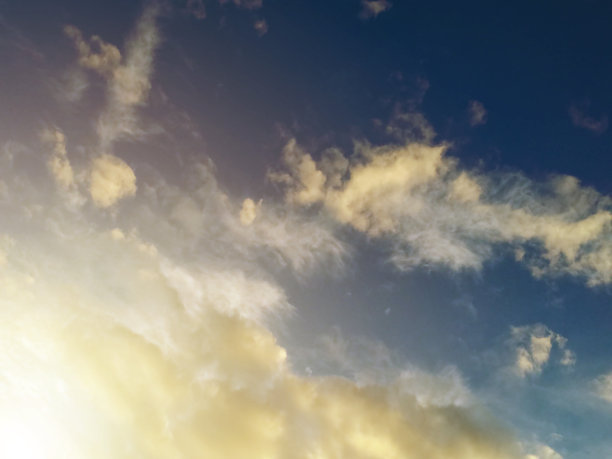 在黑暗的充满活力的蓝色天空在夏季的晴朗的一天Cloudscape图片下载