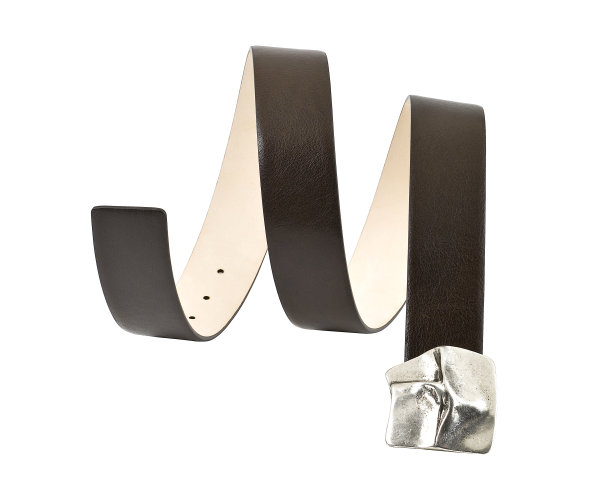 棕色皮带与银色扣孤立在白色背景图片下载