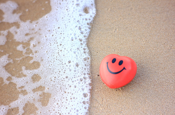 Topview心在沙滩上微笑。图片下载