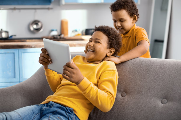 关心的小男孩给他的哥哥按摩图片下载