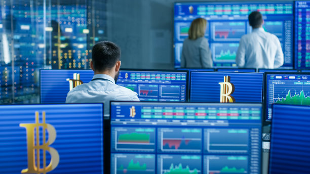 大型股票市场公司从事加密货币工作的人员。买卖股票和债券。图片下载