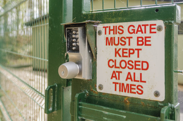 在安全门上签名，提醒它必须关闭。图片下载