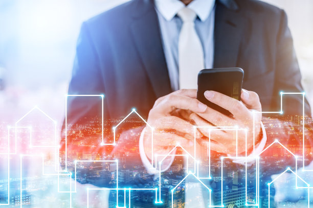 封闭的商人使用智能手机连接人们在商业成功的概念与灯光班轮在城市建筑形状的夜晚时间。图片下载