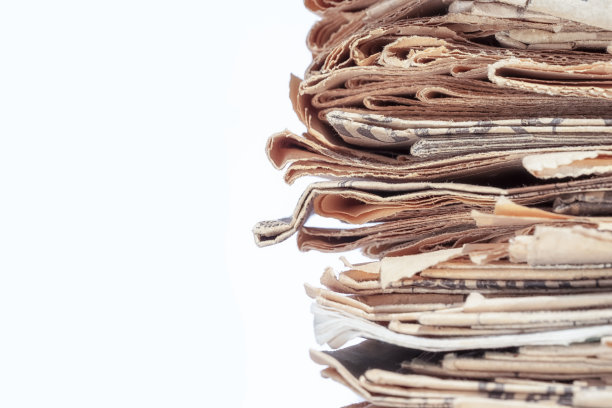 旧的黄色破旧的报纸堆在白色的背景孤立在旁边与拷贝空间图片下载