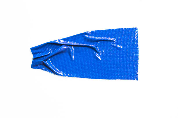 白色背景上的蓝色带子。撕破的胶带，粘片。图片下载