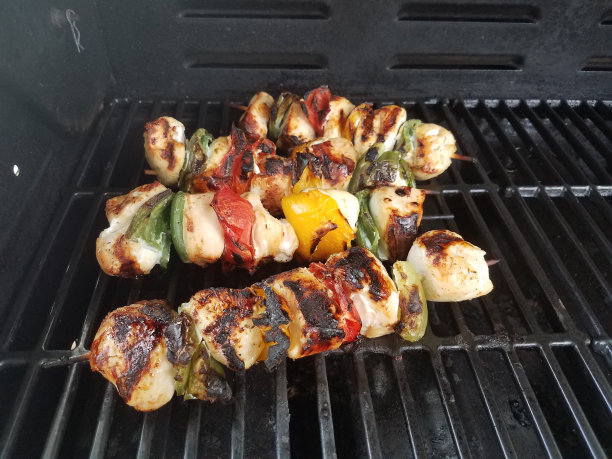 烤架上的鸡肉串和辣椒图片下载