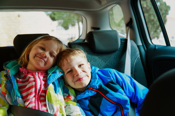 快乐的孩子们-男孩和女孩-乘汽车旅行图片下载