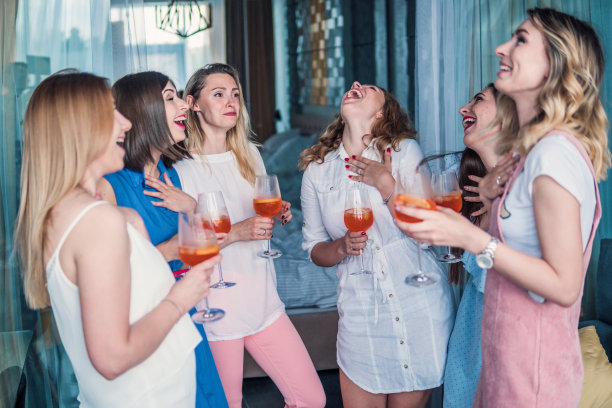 美丽的女性朋友在单身派对上玩得很开心图片下载