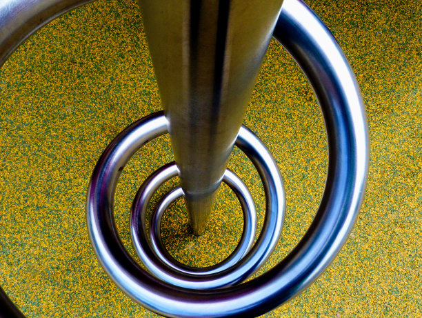 不锈钢螺旋在操场-抽象图片下载