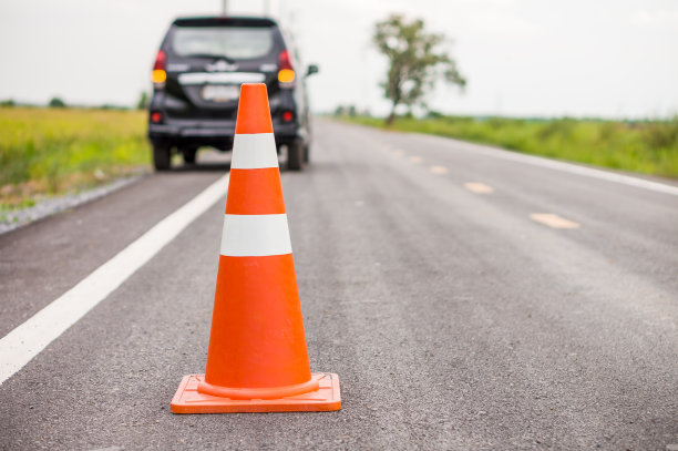 乡村公路上的橙色橡胶交通锥。图片下载