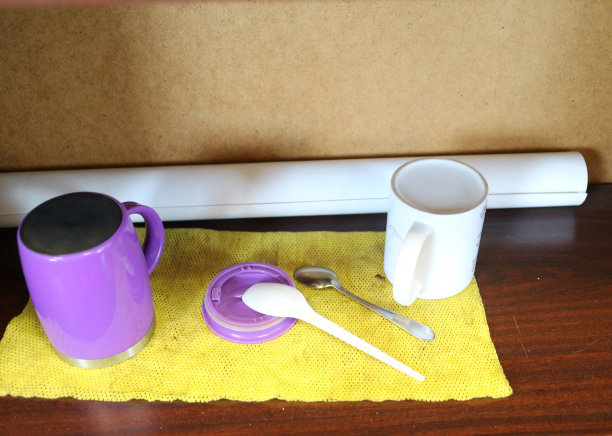 毛巾上放两个杯子图片下载