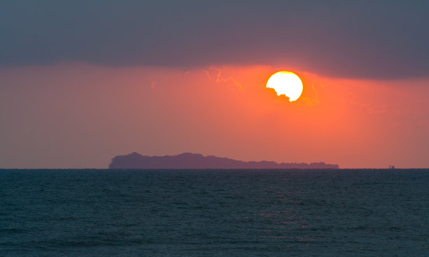 清晨，科察拉基岛的日出海景图片下载